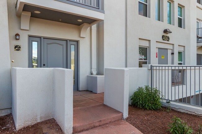 Building Photo - 3 BEDROOM 2.5 BATHROOM TOWNHOUSE IN DOWNTO...