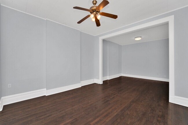 Building Photo - 845 N Damen Ave