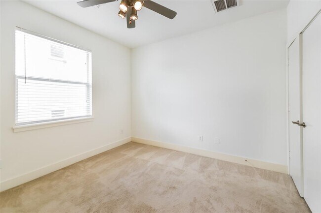 Building Photo - 5610 Schuler St