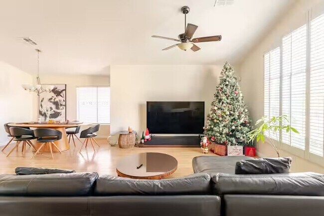 Foto del edificio - Beautiful Single Story Home with back yard...