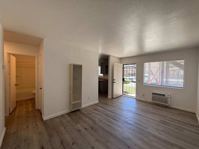 Building Photo - Palmdale Apartment 2 bedroom