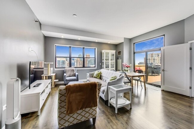 Building Photo - 2BD/2BTH PENTHOUSE  WITH PRIVATE TERRACE I...