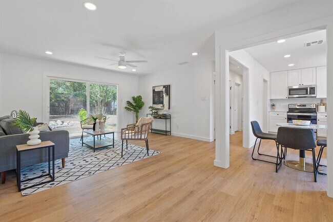 Building Photo - 215 Thompson St