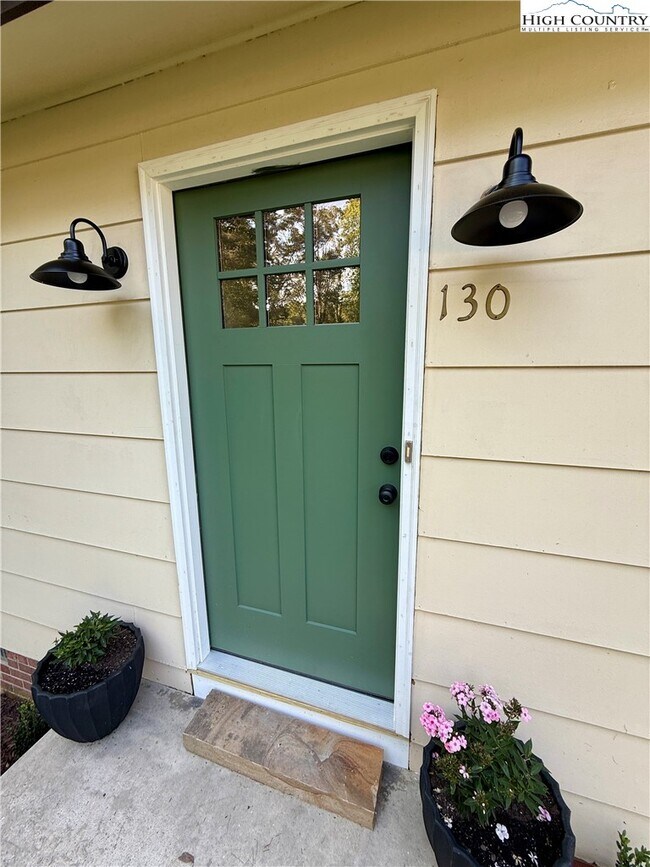 Foto del edificio - 130 Maple Dr