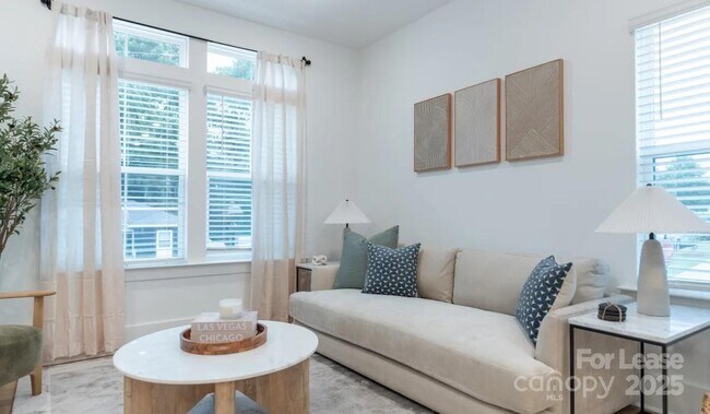 Foto del edificio - 349 Rozzells Cir