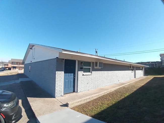 Building Photo - 401 Sunset Ln
