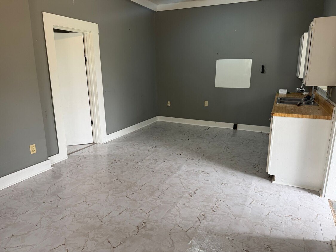 Foto principal - 1 bedroom, 1 bathroom Home Available in Broussard!