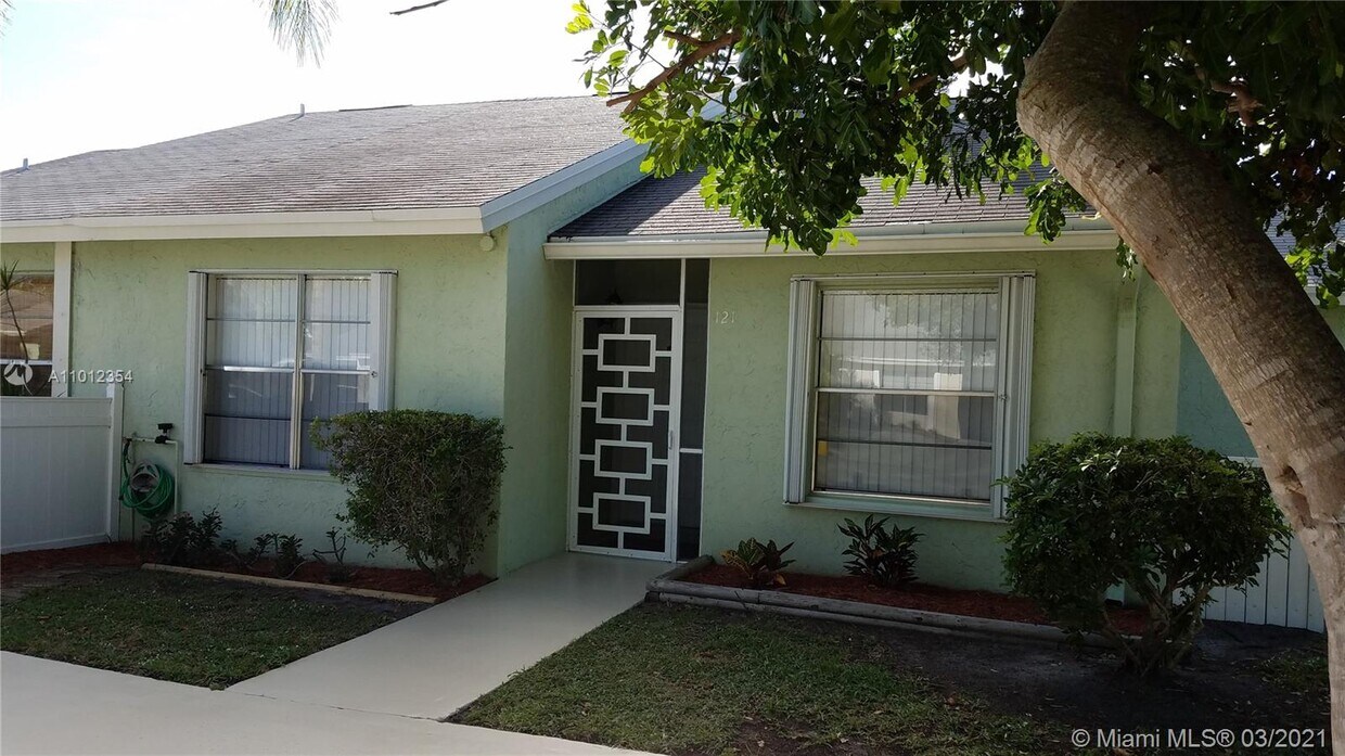 Primary Photo - 121 Oakwood Dr