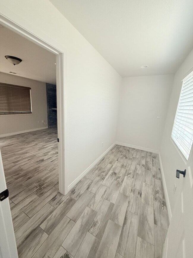 Foto del edificio - 1-Bedroom Unit with Parking & Appliances –...
