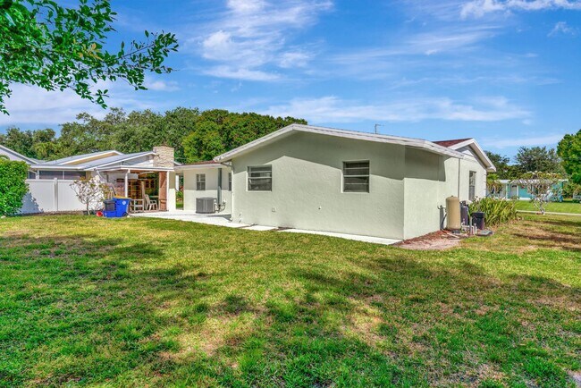 Building Photo - Beachside Bliss in Hobe Sound – Move-In Ready with Room to Roam!