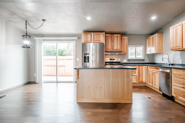 Building Photo - 2670 Sunmeadow Ct NE