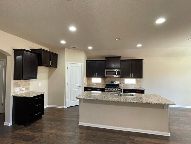 Foto del edificio - Great 3BR/2BA home on a spacious corner lo...