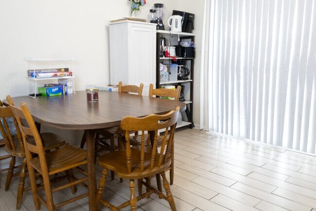 Foto del edificio - 1130 B's Barbeque Rd