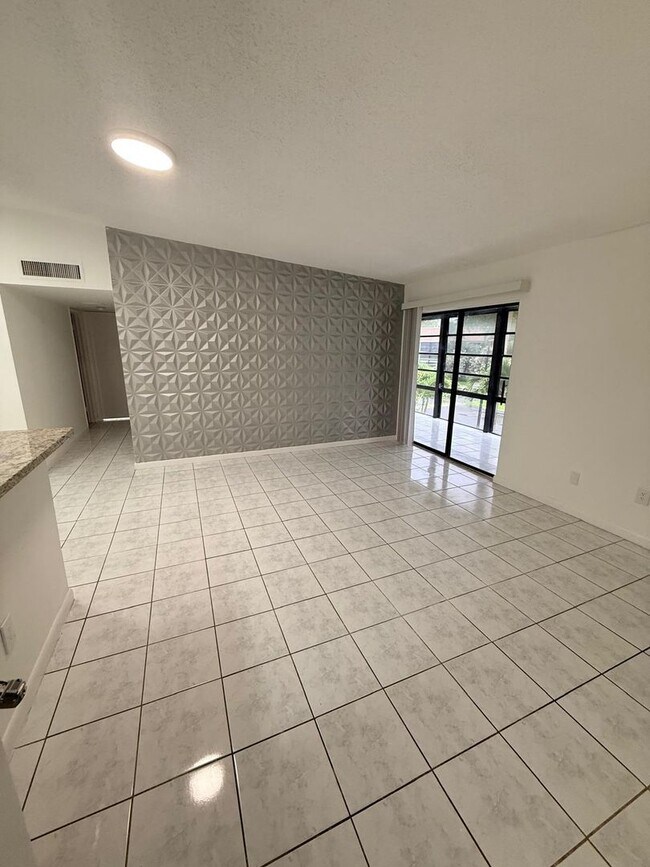 Foto del edificio - Beautiful Garden Apartment, Move in Condition