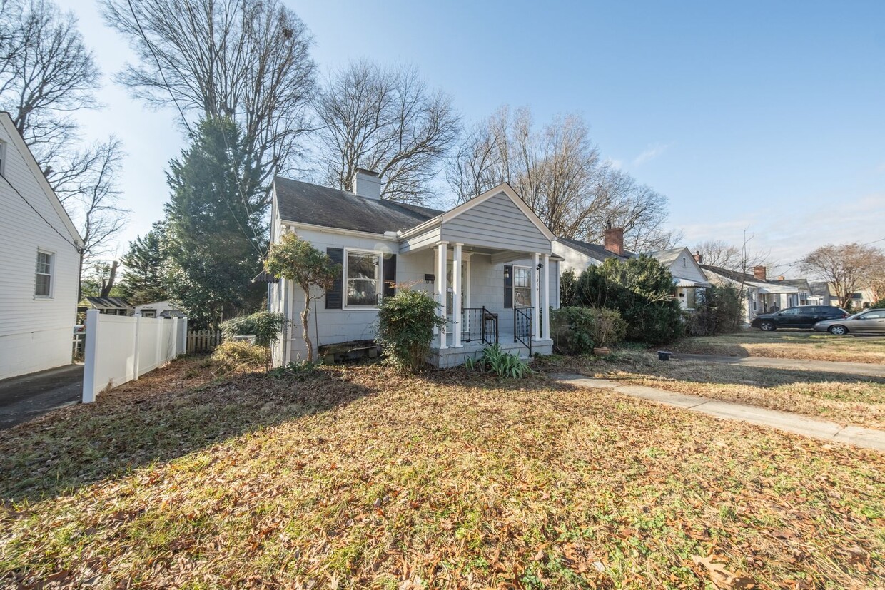 Foto principal - Charming 2-Bedroom, 1-Bath Home in Greensboro