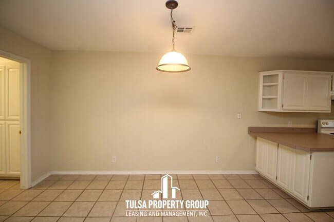 Building Photo - 5094 S Hickory Ave