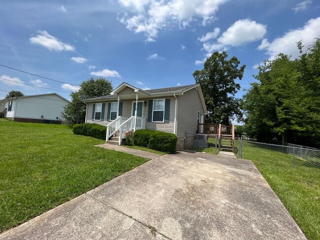 Building Photo - Super cute home close to Fort Campbell