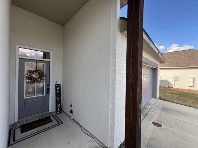 Foto del edificio - 2 WEEK MOVE IN SPECIAL!!!!  Partially Furnished Home on Sterling Oaks Dr. with Premium Features