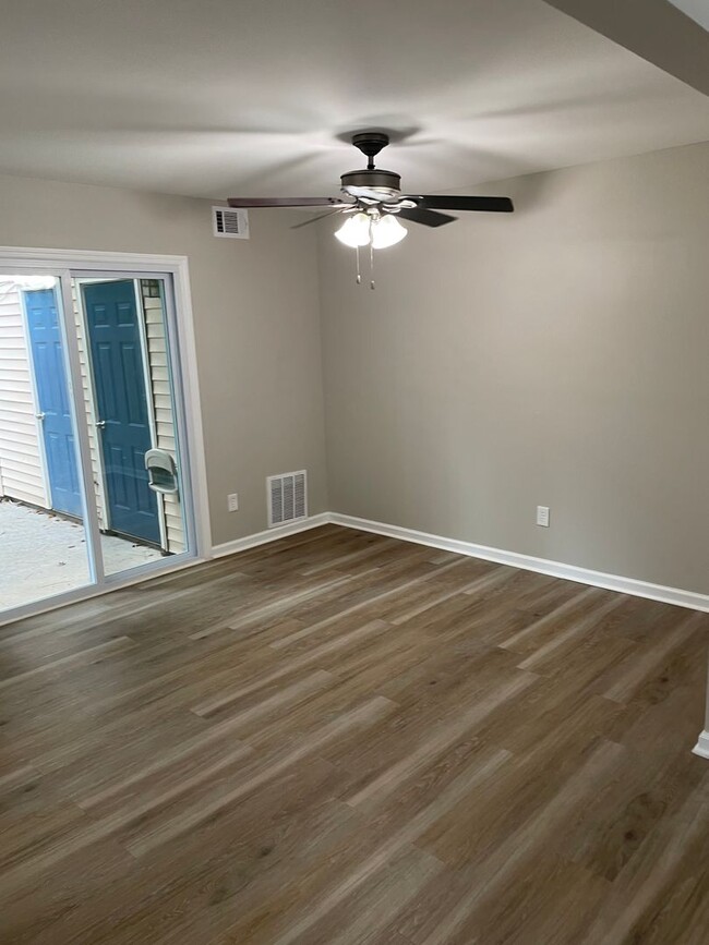 Foto del edificio - Remodeled Updated Townhome in Great Kennes...