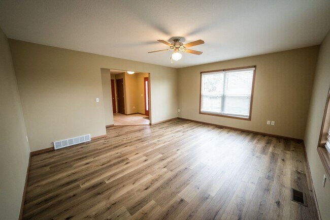 Foto del edificio - FOR RENT: 3 Bedroom House with 2 Car Garage