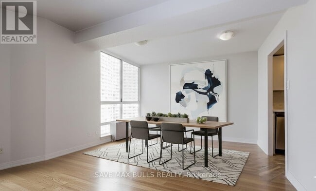 Building Photo - 3650 Kaneff Crescent