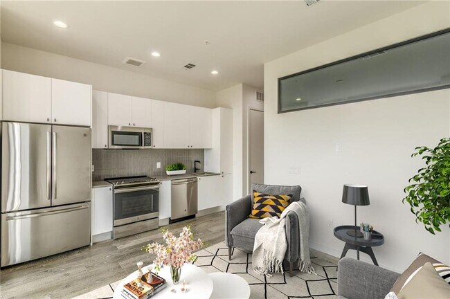 Foto del edificio - 800 Embassy Dr