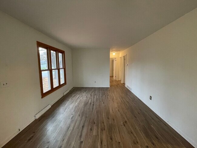 Foto del edificio - Eastside 3 bedroom home close to Gull Rd!