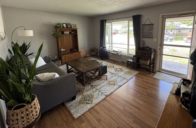 Building Photo - Beautiful 3-Bedroom 2.5 Bath Home In West ...