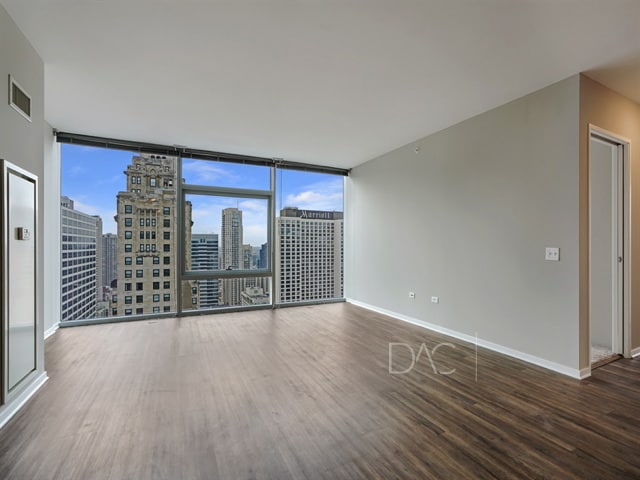 Foto principal - 330 E Illinois St