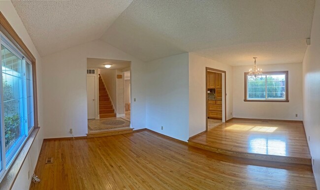 Building Photo - Beautiful 3 Bedroom, 2.5 Bathroom Home in ...