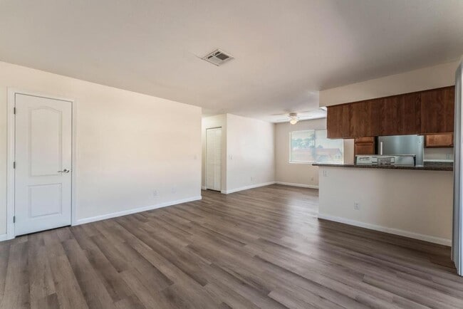 Foto del edificio - This beautifully renovated 2-bedroom, 2-bath condo is ready for immediate move-in!