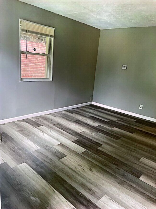 Foto del edificio - Coming soon! Great 2 bedroom with AC and detached garage!