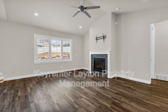 Building Photo - 1447 E Daylily Ct