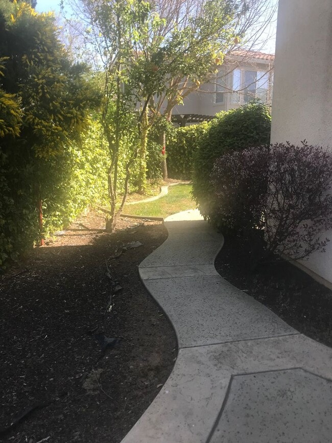 Building Photo - 4 Bed | 3 Bath | 2658 SF |Two Story | 3 car garage home | Tenant pays $200 for WS&G