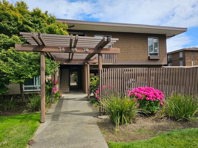 Trellis entry from Surrey Lane Side - 72 Surrey Ln