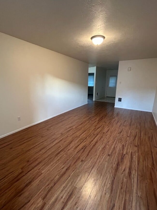 Building Photo - 422-422 Division Ave