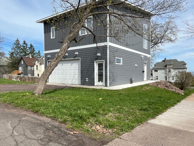 Foto del edificio - Modern Two-Bedroom Home with Lake Superior Views