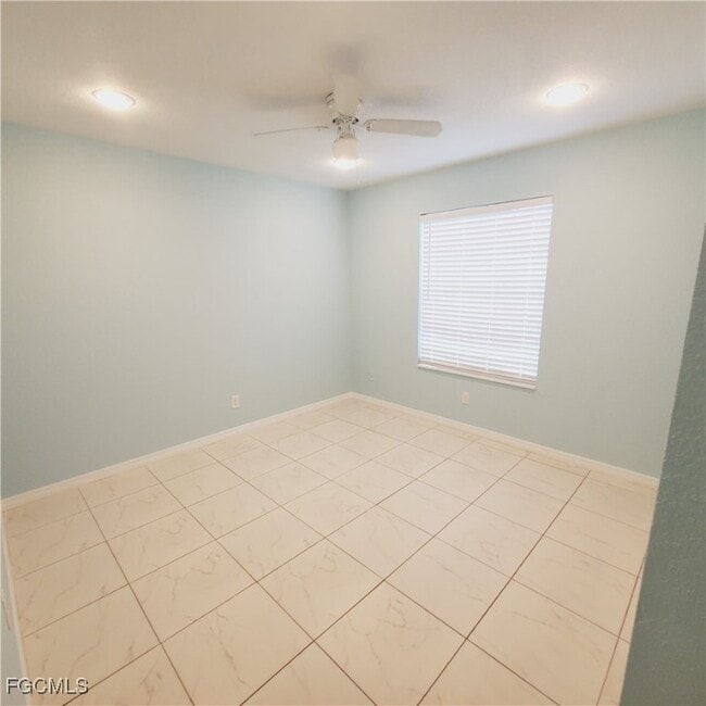 Building Photo - 2435 Lola Ave