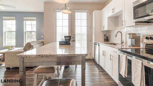 Foto del edificio - 5885 Lakehurst Dr