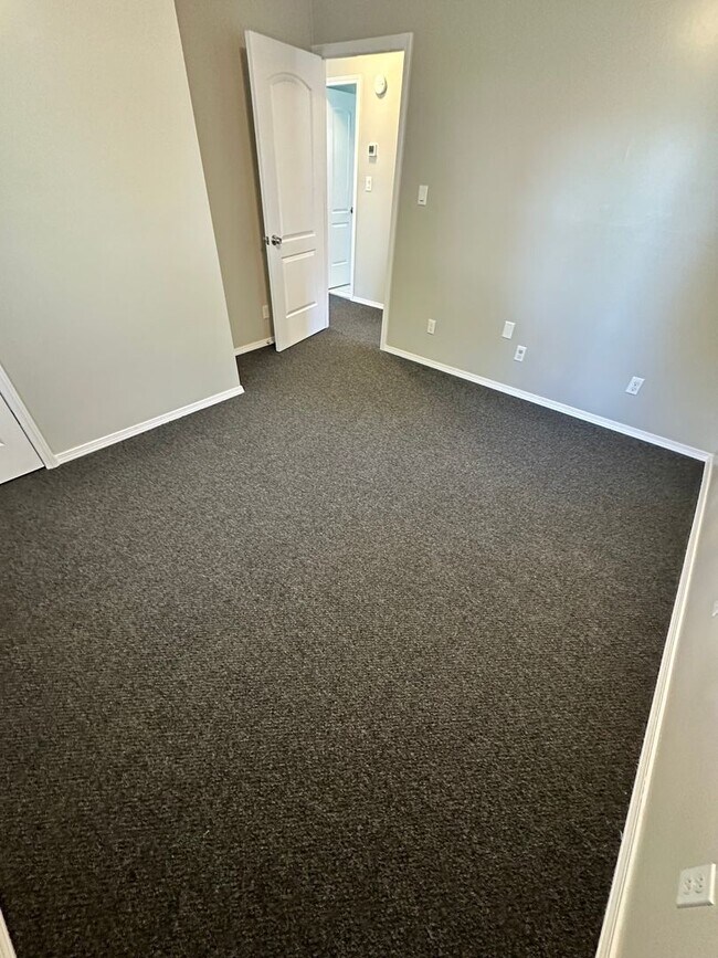 Building Photo - Updated Home with Central Air, Fenced Yard...
