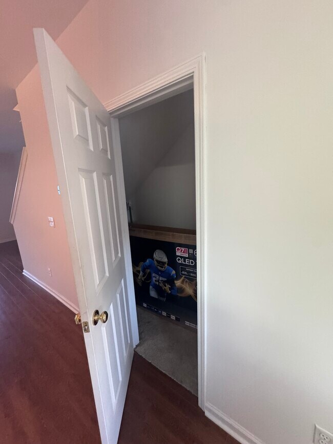 Espacio de almacenamiento debajo de las escaleras - 612 Graythorn Ln