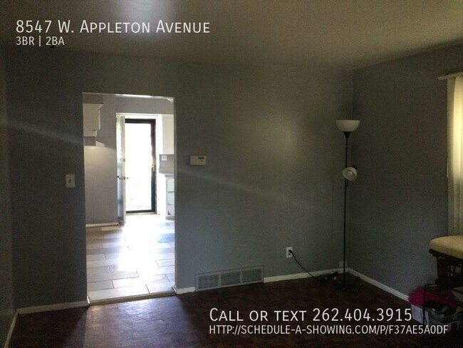 Building Photo - 3 Bedroom 1.5 Bath Townhouse in great loca...