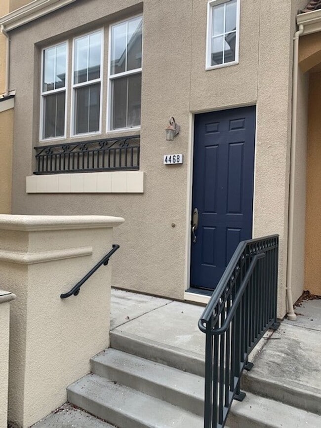 Building Photo - GORGEOUS MODERN 3BR 3BA TOWNHOUSE IN BEAUT...