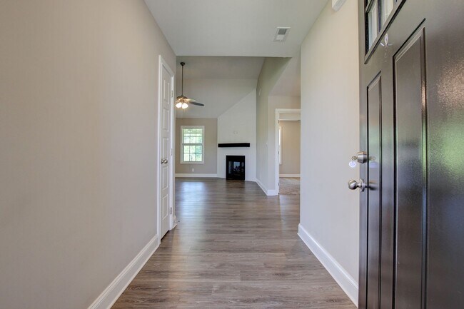 Building Photo - Sharp 3 bed 2 Bath Close To Ft Campbell