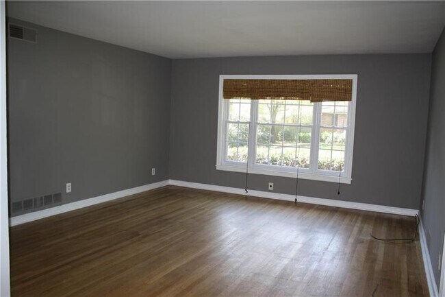 Building Photo - 1359 Spruce Dr SE