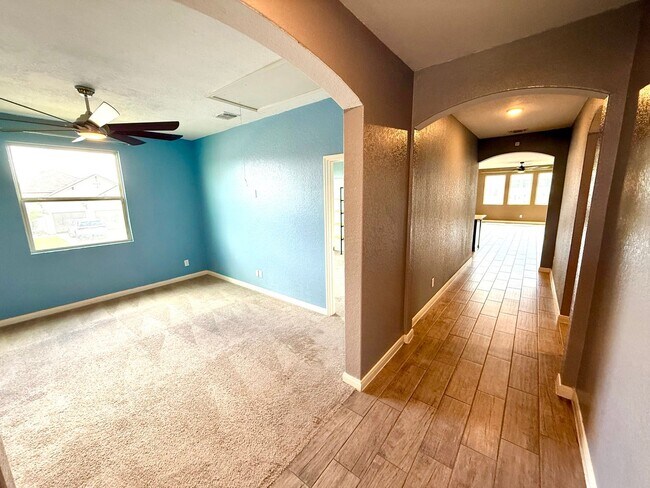 Building Photo - **APPLICATION RECEIVED** AVAILABLE NOW! Mo...