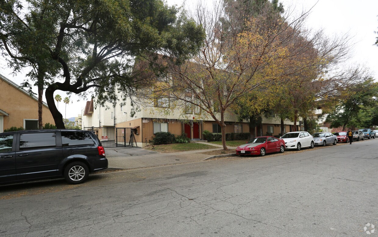 Building Photo - 413-421 W Windsor Rd