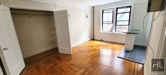 Building Photo - Studio on 46 street (by Bliss st) in Sunny...
