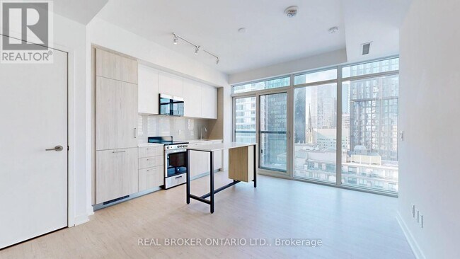 Building Photo - 65 Mutual St