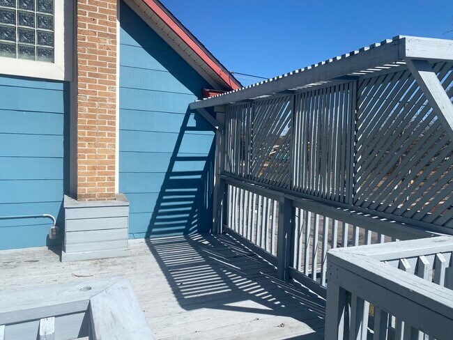 Outside deck - 2 Berlin Rd N